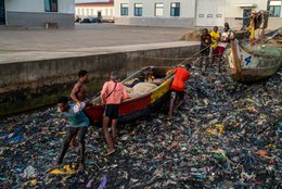 Accra;-Ghana;-Jamestown;-fishing-harbour;-plastic-pollution;-waste;-floating-debris;-Korle-Lagoon;-environmental-crisis;-flat-bottomed-motorised-boat;-outboard-motor;-fishermen;-port-infrastructure;-Sino-Ghanaian-cooperation;-Gulf-of-Guinea;-West-Africa;-documentary-photography;-environmental-photography;-Kaleidos;-Kaleidos-images;-La-parole-à-limage;-Stories-Pictures;-Tarek-Charara